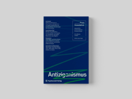 Buchcover der Zeitschrift „Freie Assoziation“ (Ausgabe „Antiziganismus“, Psychosozial-Verlag) mit einem abstrakten grünen Linienmuster auf blauem Hintergrund.