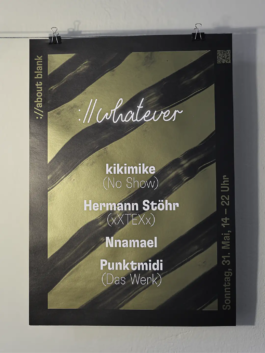 Ein an der Wand befestigtes Kunstplakat mit gold-schwarzem Design, das eine Schallplatte unter einem Mikroskop zeigt. Darauf steht „://whatever“, außerdem die Namen kikimike, Hermann Stöhr, Nnamael und Punktmidi sowie das Datum „Sonntag, 31. Mai, 14–22 Uhr