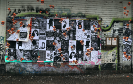 Unterm Techno liegt der Punk Plakatwand, mit Schwarzweiss Plakaten in Berlin-Neukölln 
